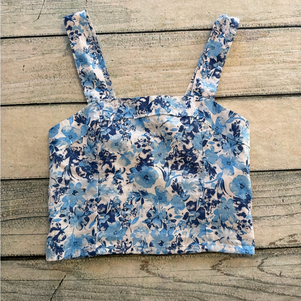 Abercrombie & fitch blue and white floral print crop tank. M